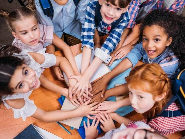 Kinder beim gemeinsamen Lernen an der Andreas-Schule