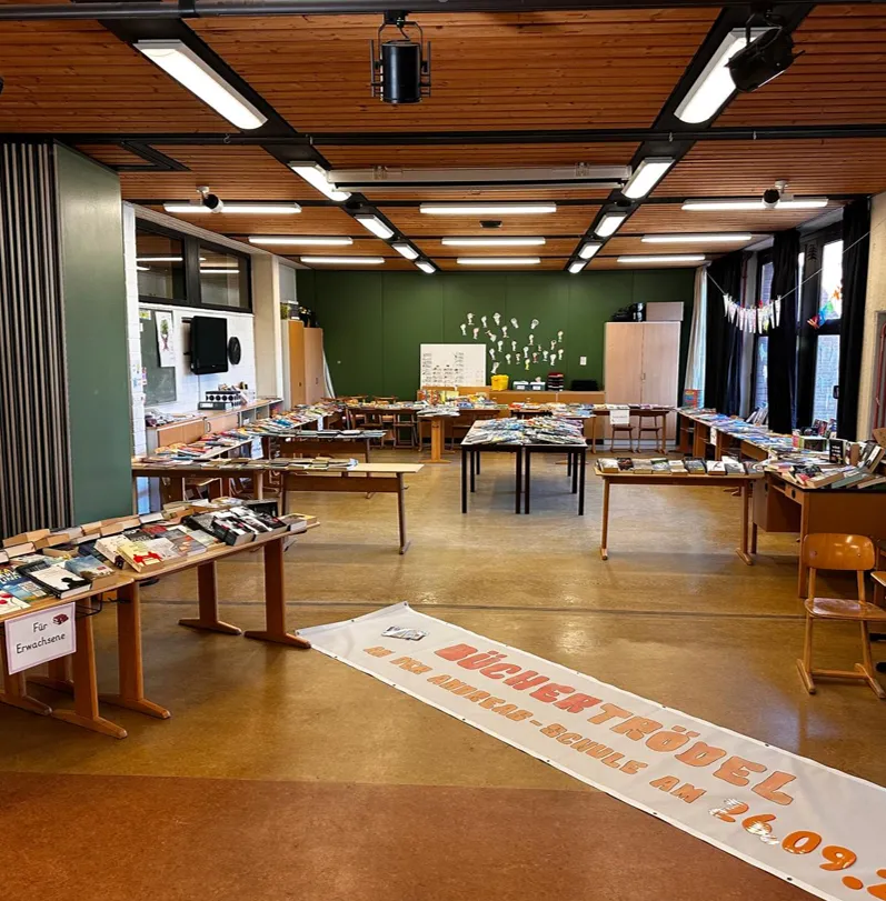 An der Andreas-Schule sind viele Tische mit Büchern aufgebaut.