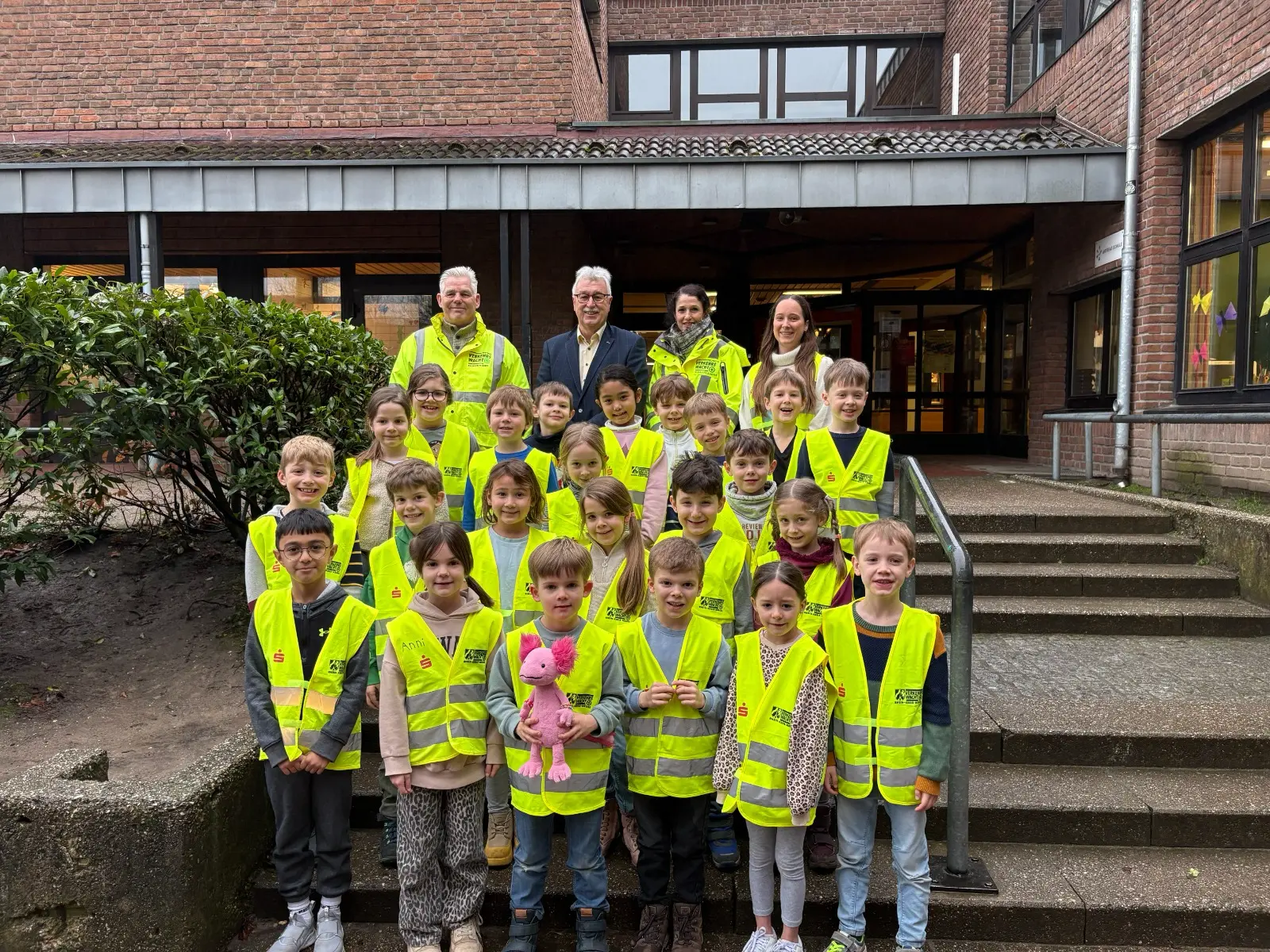 Warnwesten für die ersten Klassen